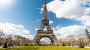 Torre Eiffel: El Sitio Monumental en Paris, Francia