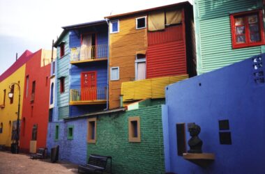 La Boca: Donde la Historia y el Arte Danzan en las Calles de Buenos Aires